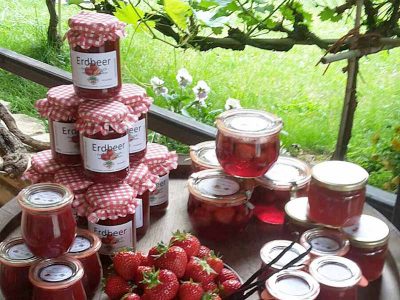 Verschiedene Erdbeer-Aufstriche Verschiedene Erdbeer-Aufstriche